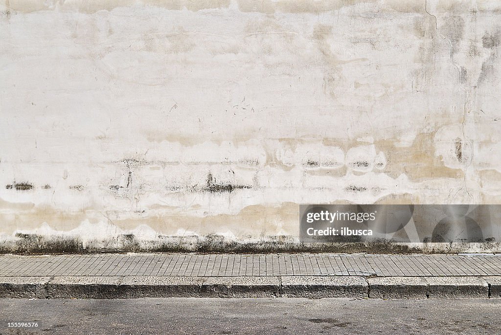 Alte konkrete grunge-Wand mit Gehweg