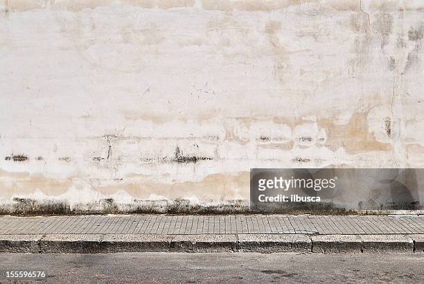 pared de hormigón viejo grunge con acera - street fotografías e imágenes de stock
