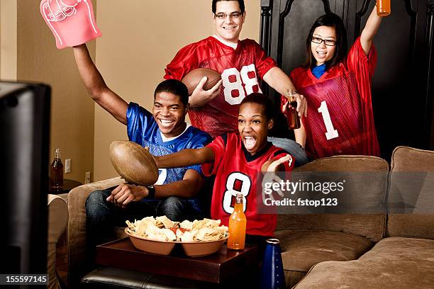 football fans at home watching the game - american football game stockfoto's en -beelden