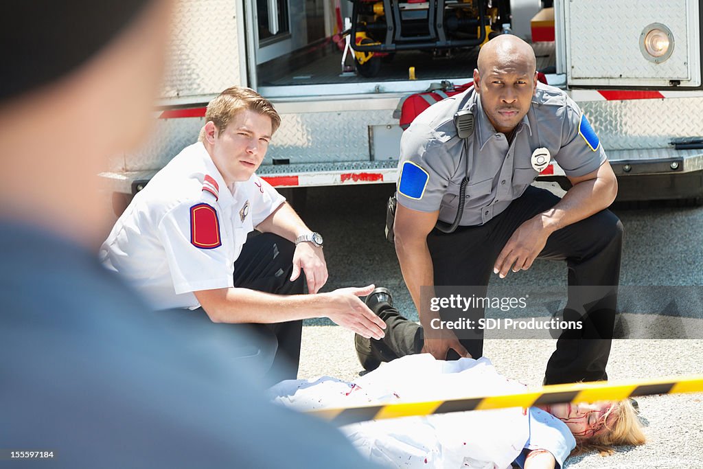 Resposta de emergência polícia e trabalhador, olhando para a pessoa suspeitas