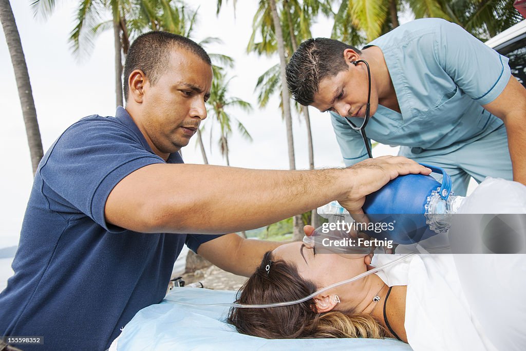 Emergencia de atención médica en la playa