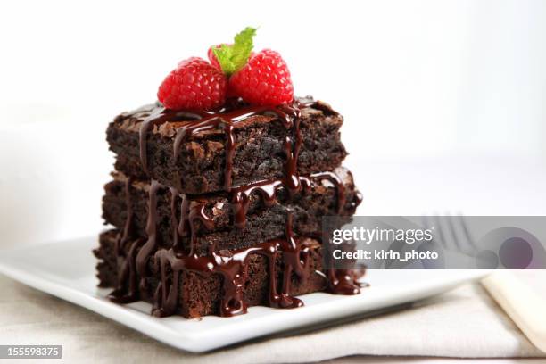 sobremesa-bolo de chocolate - calda de caramelo - fotografias e filmes do acervo