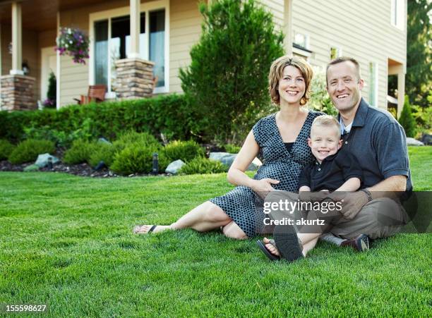 homme, femme et enfant à l'extérieur de la maison de famille - stéréotype de la classe moyenne photos et images de collection