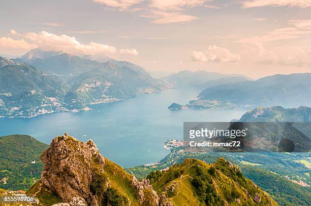 panoramic view of lago di como - bellagio stockfoto's en -beelden