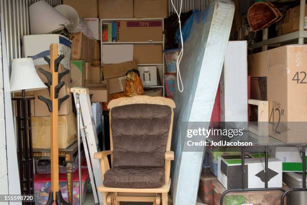 aufbewahrung einheit mit haushaltswaren - overstuffed chair stock-fotos und bilder