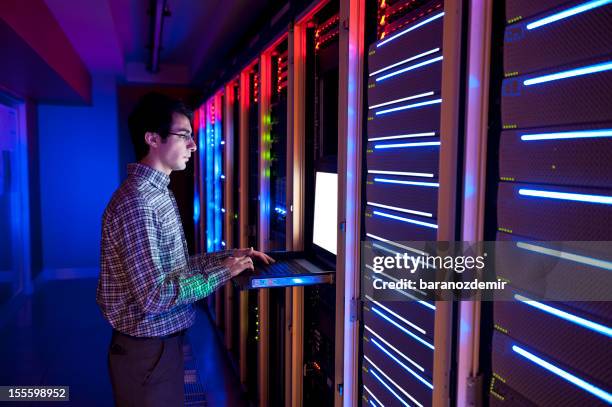 es ingeniero en acción configuración de los servidores - datacenter fotografías e imágenes de stock