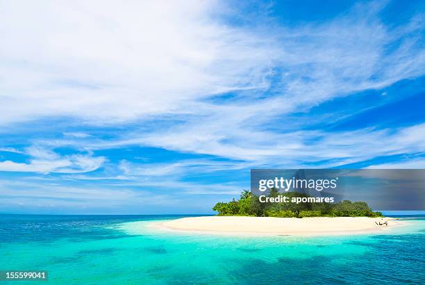 solitário ilha tropical nas caraíbas - island imagens e fotografias de stock