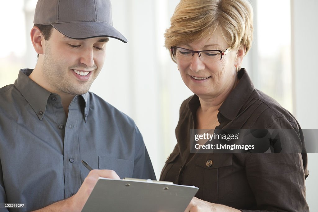 Servicepersonal mit einem Kunden