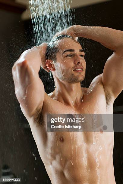 hombre en silla de ruedas - hombre en la ducha fotografías e imágenes de stock