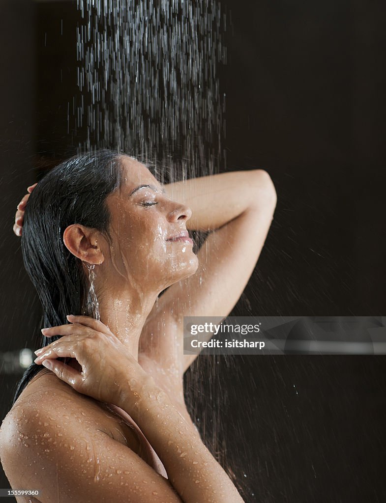 Frau in der Dusche