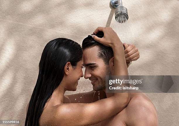 casal em um chuveiro - casal chuveiro imagens e fotografias de stock
