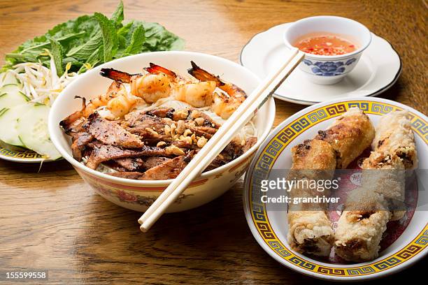vietnamita plato de fideos y camarón de cerdo con rollos de huevo - vietnamese food fotografías e imágenes de stock