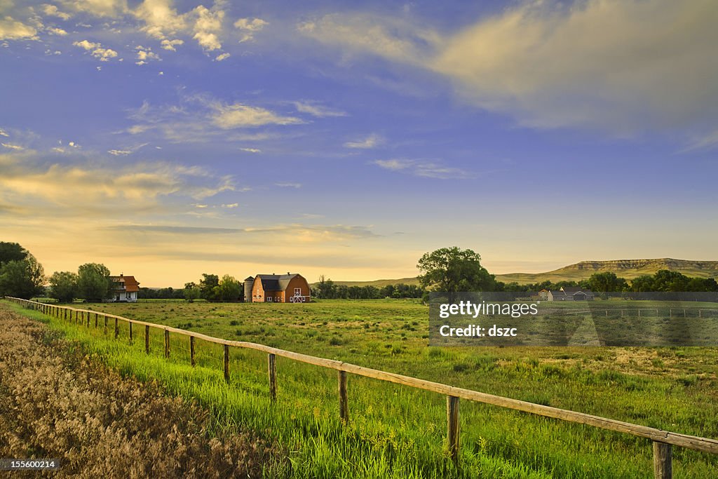 Campo y granjas en la puesta de sol en las zonas rurales, Montana