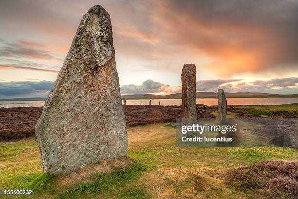 anillo de brodgar antigua stones, orcadas - construcción megalítica fotografías e imágenes de stock