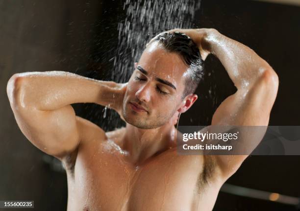 hombre en silla de ruedas - hombre en la ducha fotografías e imágenes de stock