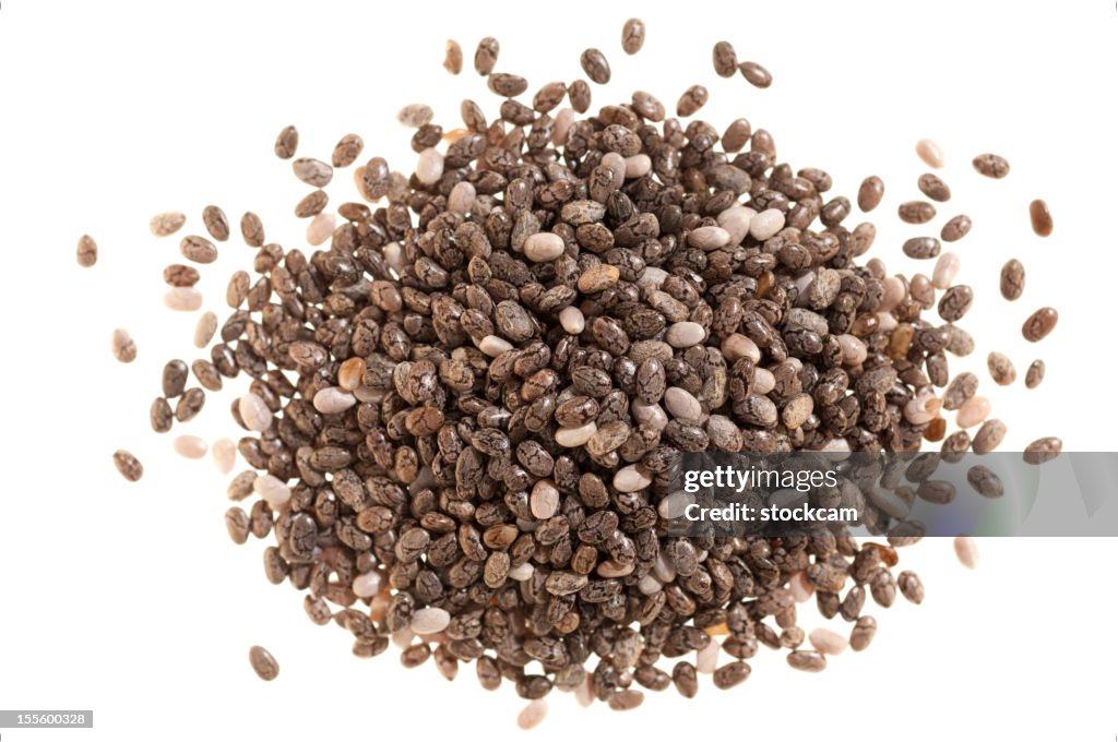 Mucchio di semi di chia su bianco