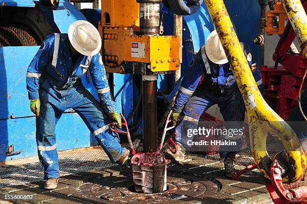 plataforma de perfuração trabalhadores - oil field - fotografias e filmes do acervo