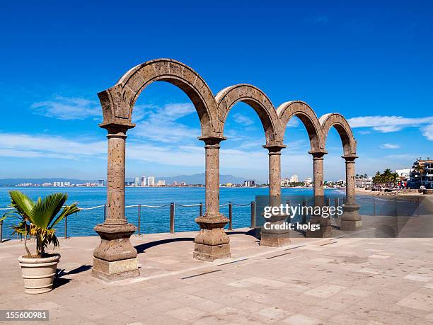 puerto vallarta sculpture mexico - puerto vallarta stockfoto's en -beelden