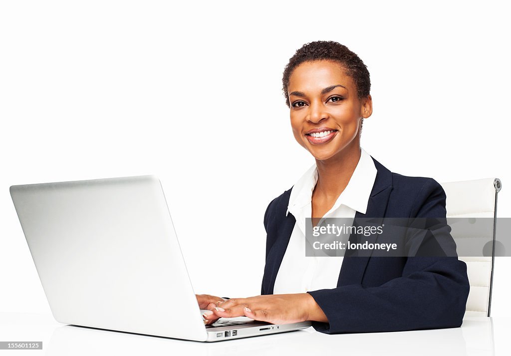 Executive afro-americana donna che lavora su un computer portatile isolato