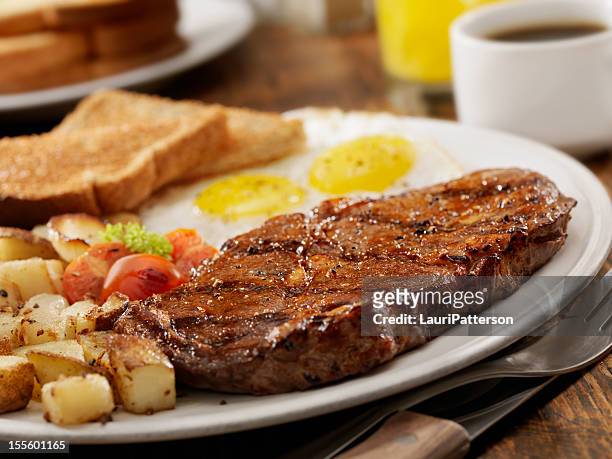 steak und eier - vom holzkohlengrill stock-fotos und bilder