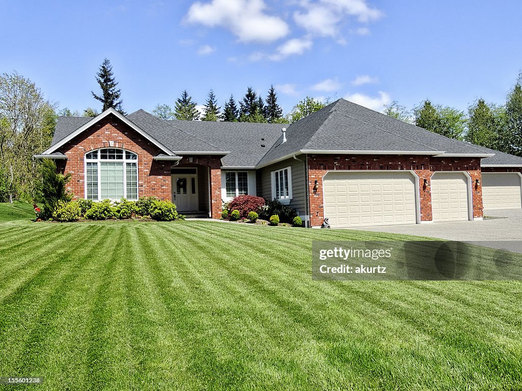 Ranch estilo casa con una perfecta lawn