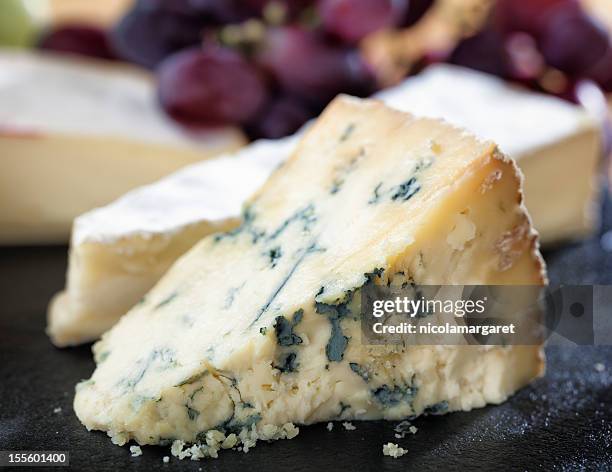 ripe stilton on cheeseboard - blauwschimmelkaas stockfoto's en -beelden