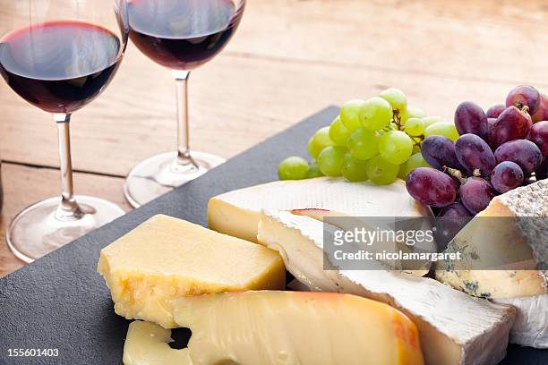 wein und käseplatte - cheese wine stock-fotos und bilder