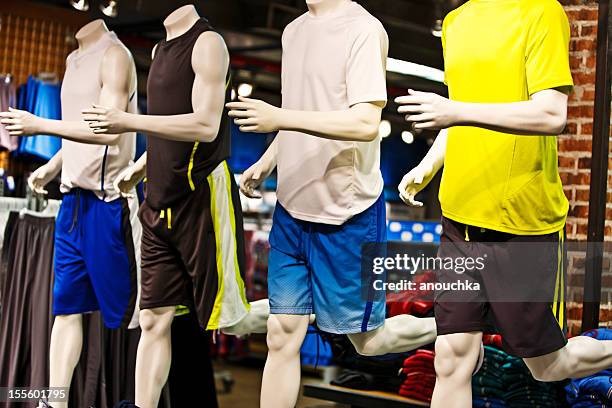 schaufensterpuppe im mode-shop - sportbekleidung stock-fotos und bilder