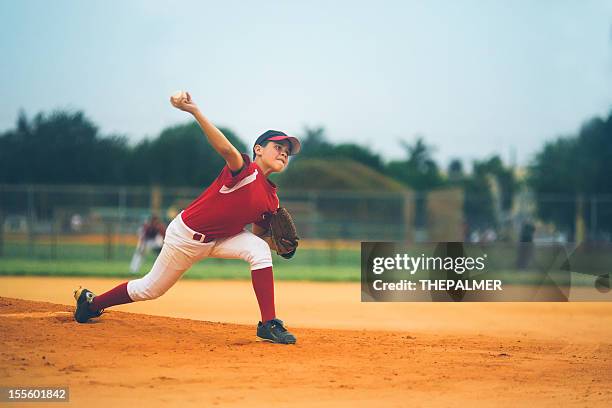 young-baseball-liga-pitcher - boy throwing stock-fotos und bilder