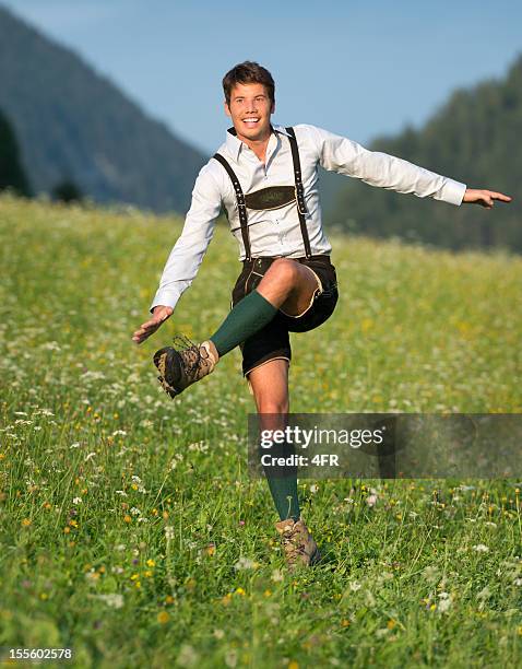 schuhplattler, bel homme portant lederhosen (xxxl) - la fête de la bière allemagne photos et images de collection