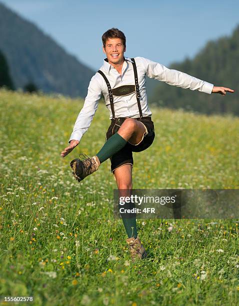schuhplattler, homem bonito vestindo roupa de tirolês (xxxl) - schuhplattler imagens e fotografias de stock