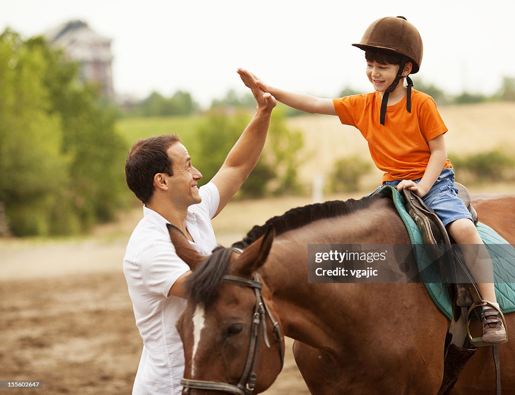 Kinder Reiten Pferd im Freien.