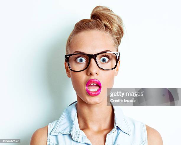 mulher chocada - coque atado no topo da cabeça imagens e fotografias de stock