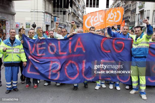 Des éboueurs du groupe Véolia manifestent le 02 Mai 2007 à Marseille où le ramassage des ordures ménagères est perturbé depuis le 25 Avril dans les...