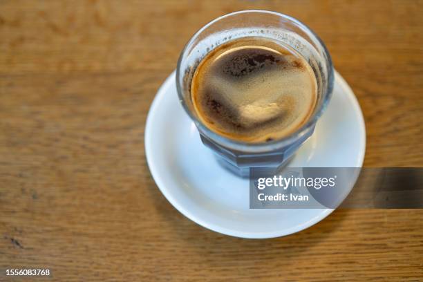 cup of americano  coffee - color crema stockfoto's en -beelden