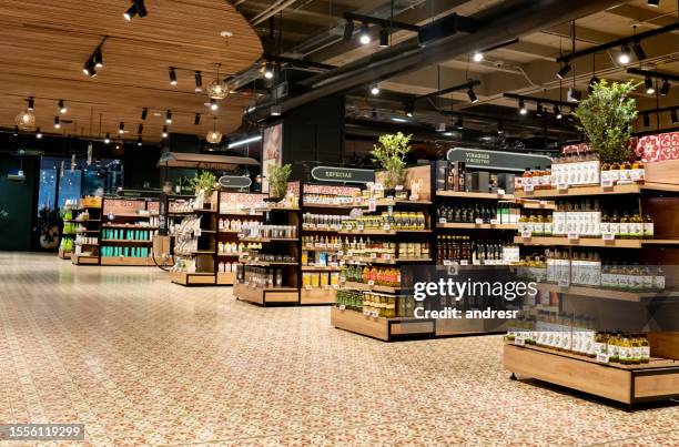 pasillos vacíos en un supermercado - superalmacén fotografías e imágenes de stock