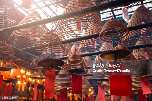 hanging incense at man mo bushism temple in hong kong - templo de man mo - fotografias e filmes do acervo