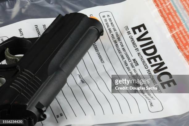 handgun found on the crime scene - schaamhaar stockfoto's en -beelden