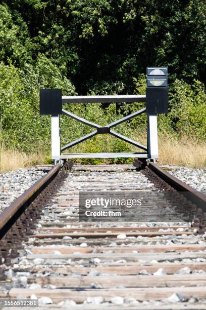 buffer stop at a railroad track - train tracks end stock pictures, royalty-free photos & images