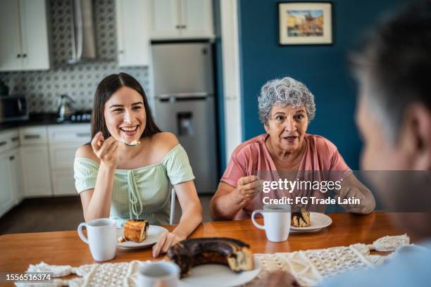 familie isst zu hause im esszimmer - kaffeeklatsch stock-fotos und bilder