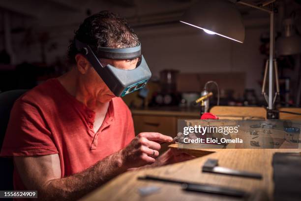 jeweler artisan at his workshop - juwelier stockfoto's en -beelden