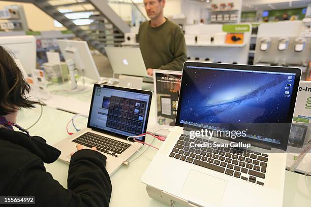 Apple MacBook Pro computers with Retina displays stand at a table at a Gravis Apple retailer on November 6, 2012 in Berlin, Germany. Apple is hoping...