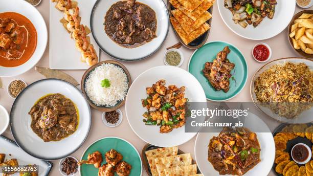 tavolo alimentare fusion indiano. - cucina fusion foto e immagini stock
