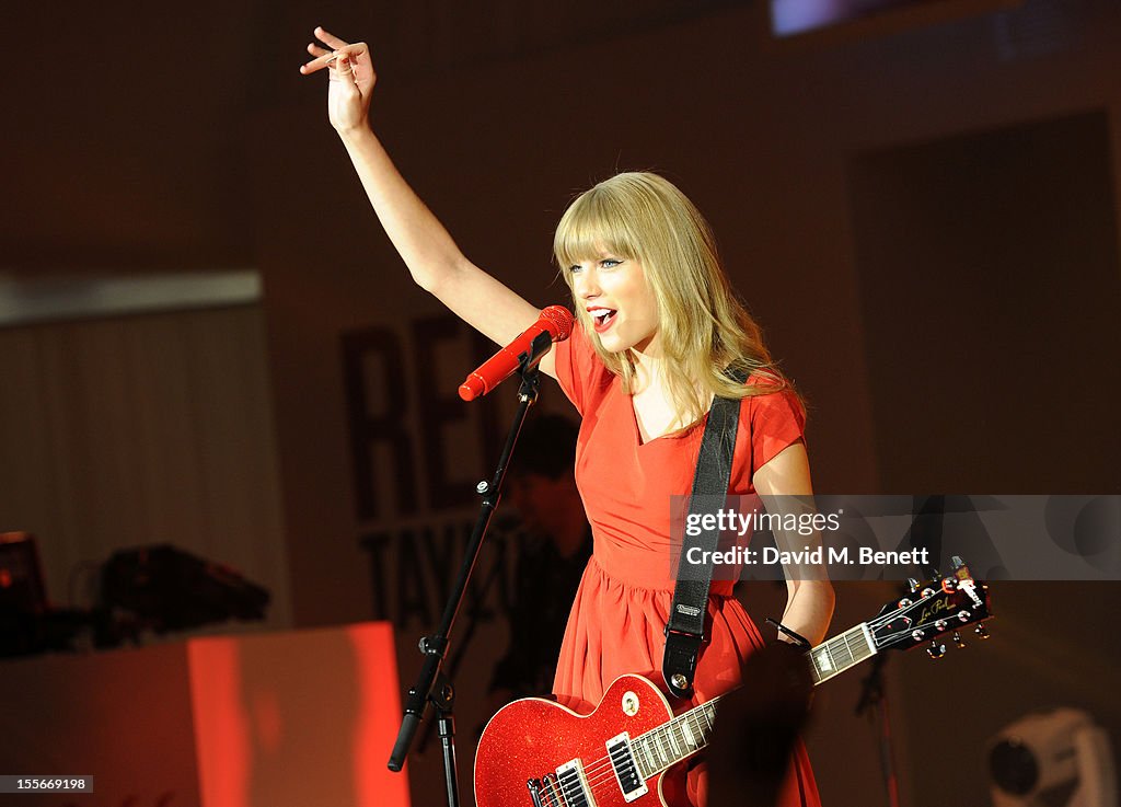 Taylor Swift Switches On Westfield London Christmas Lights