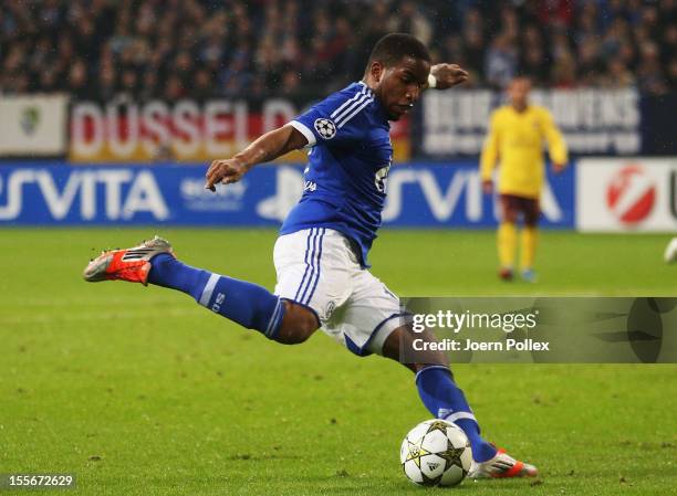 Jefferson Farfan of Schalke scores his team's second goal during the UEFA Champions League group B match between FC Schalke 04 and Arsenal FC at...