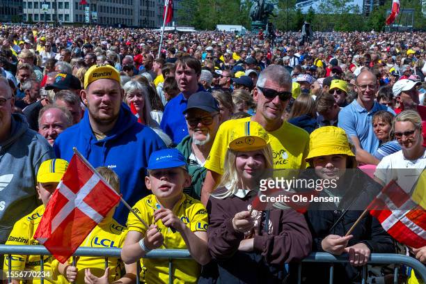 Tens of thousands of enthusiastic cycling fans appeared at Copenhagen City Hall to congratulate Jones Vingegaard with his Tour de France victory on...