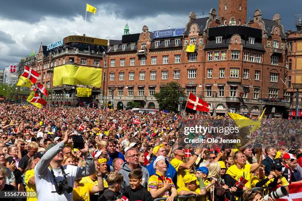 Tens of thousands of enthusiastic cycling fans appeared at Copenhagen City Hall to congratulate Jones Vingegaard with his Tour de France victory on...