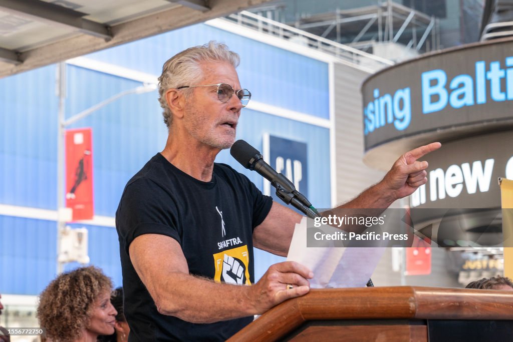 Stephen Lang speaks at Rock the City for a Fair Contract:...