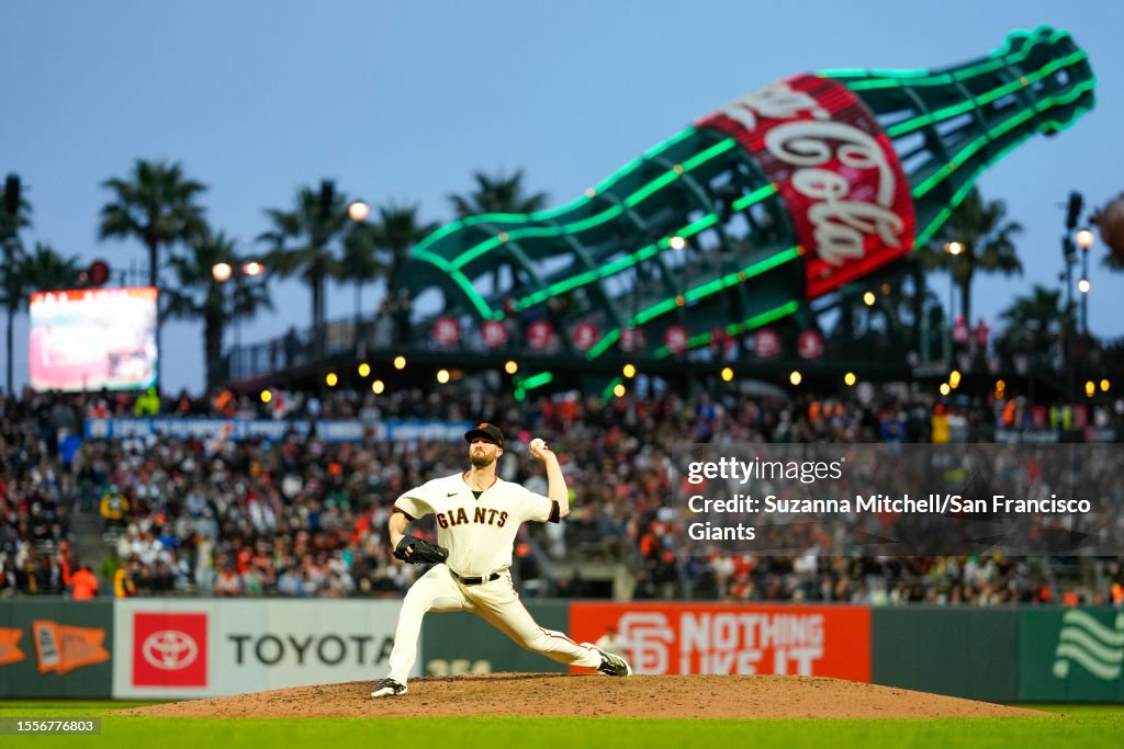 Alex Wood of the San Francisco Giants pitches in a game against the ...