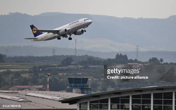 July 2023, Baden-Württemberg, Stuttgart: A plane takes off from Stuttgart Airport for the start of the vacations. The school vacations begin on...